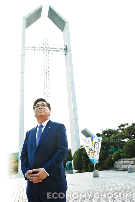 - 여의도순복음교회 십자가탑 앞에서 포즈를 잡은 이영훈 목사.
