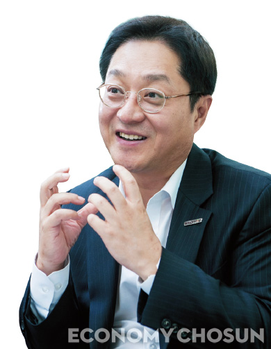 - 문영주 대표는 “경쟁사 햄버거도 새 메뉴가 나왔다고 하면 스윽 가서 사 먹어본다”며 활짝 웃었다.