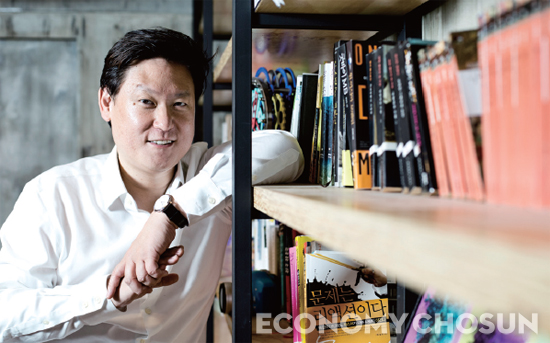 - 미국 캘리포니아주립대(UCLA) 데니스 홍 교수는 세계로봇월드컵을 3연패(連覇)하고 한국인 최초로 TED에 초청받아 강연한 로봇 과학자다.