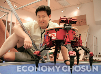 - 데니스 홍 교수가 개발한 다족(多足) 보행 로봇.