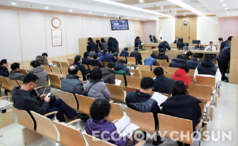 - 은행의 대출채권이 부실화할 경우 담보로 잡은 부동산을 경매에 부치는 것도 부실채권 회수의 일반적인 방법이다. 법원 경매 법정의 모습.