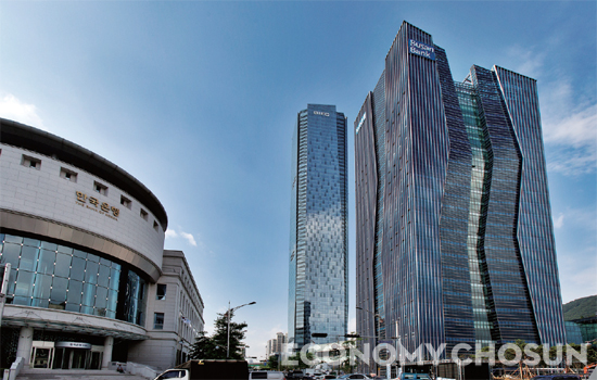 - ‘부산의 여의도’로 자리잡고 있는 문현혁신도시 모습. 한국은행 부산본부(왼쪽)와 부산은행 본점 사옥 뒤로 63층 부산국제금융센터가 자리잡고 있다.