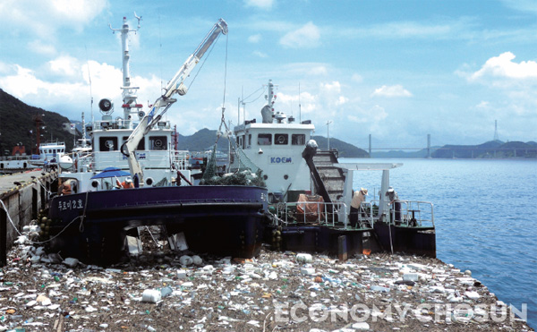 - 2011년 태풍 무이파로 인해 마산항에 쌓인 해양 쓰레기를 수거하는 모습.