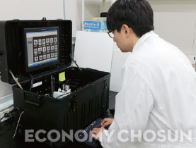 - 한국해양과학기술원 남해연구소 선박평형수센터 연구원이 선박 평형수 내 해양 생물종을 채취해 관찰하고 있다.