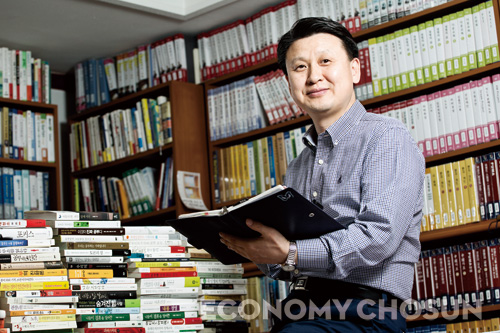 - 한쪽 벽면을 가득 채운 500여 개의 서브 바인더는 강규형 대표의 20여 년 직장 생활을 고스란히 담고 있다.