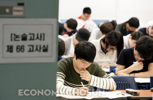 - 2013년 9월29일 오전 서울 광진구 건국대학교 논술 수험장에서 수험생들이 2014학년도 대학 입시 수시 1차 모집 논술 시험을 치르고 있다.