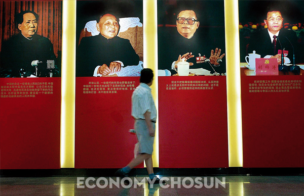 - 중국 근·현대사에서 베이징과 상하이는 견제와 협력을 반복해왔다. 마오쩌둥, 덩샤오핑, 장쩌민, 후진타오 등 중국 역대 지도자 사진 사이를 걸어가고 있는 한 상하이 시민.