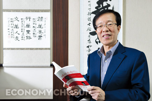 - 이석연 변호사는 여행 마니아이기도 하다. 여행기를 책으로 펴낸 적도 있는 그는 “아마 변호사가 되지 않았다면 고고학자가 되었을 것”이라며 웃음을 보였다.