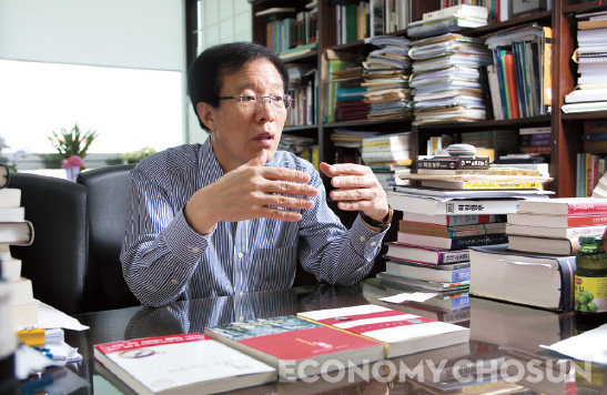 - “시민운동도 법의 테두리 안에서 해야 한다”고 주장하는 그는 한때 시민운동의 분열 세력으로 비판받기도 했지만, 국민의 일상에 불편을 주거나 시대 역행적인 법률과 제도를 폐지하기 위해 꾸준히 노력해왔다.