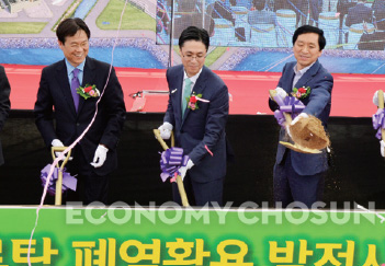 - 지난 7월 에쓰오일 온산공장에서 폐열발전소 기공식이 열렸다. 송재호 경동도시가스 대표(왼쪽 두 번째) 등 주요 참석자들이 첫 삽을 뜨고 있다.