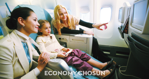 - 국내 항공업계가 항공기 내에서의 승무원에 대한 폭력행위를 근절하기 위해 관련 법규에 따라 강력한 법적 조치를 해 나가기로 했다. 사진은 승무원이 기내 서비스를 하고 있는 모습.