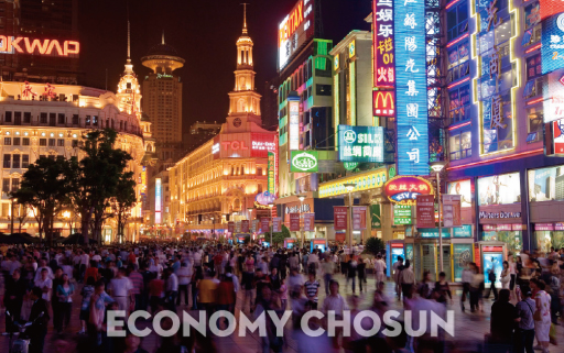 - 중국 경제의 가파른 성장은 중국 기업들의 임금마저 끌어 올리고 있다. 상하이 도심 지역에 몰린 인파 위로 화려한 네온사인이 빛나고 있다.