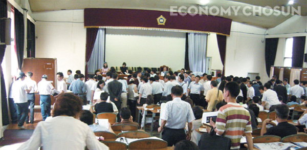 - 값싸게 부동산을 매입하려는 사람들이 법원 경매 현장에 몰리고 있다.