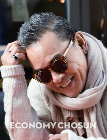 하용수의 입에서는 과거 화려했던 전성기 시절의 이야기들이 흘러나오고 있었지만, 그의 눈빛과 기백은 여전히 청년 같았다.