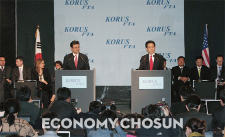 한·미 FTA 협상이 타결된 후 2007년 4월 2일 김현종 통상교섭본부장과 카란 바티아 미 무역대표부(USTR) 부대표가 서울 하얏트 호텔에서 기자회견을 하고 있다.