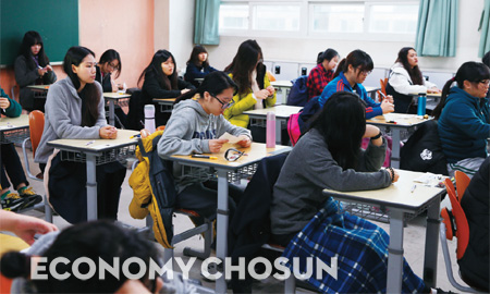 - 지난 11월13일 서울 상암고등학교에서 학생들이 2015학년도 대입 수능시험 시작을 기다리고 있다.