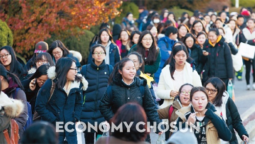 - 지난 11월13일 서울 강남구 압구정고등학교에서 2015학년도 수능시험을 마친 학생들이 시험장을 나서고 있다.