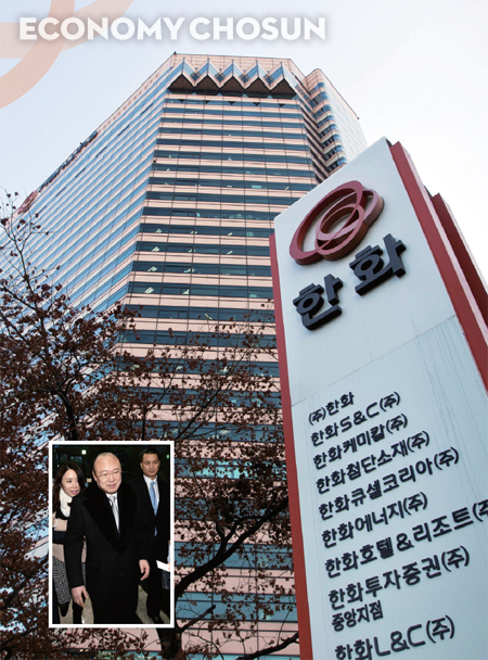 - 한화그룹은 삼성테크윈과 삼성종합화학 인수를 통해 방위사업과 석유화학사업 부문의 경쟁력을 한층 강화할 수 있을 것으로 기대하고 있다.김승연 한화그룹 회장이 2014년 12월3일 서울 장교동 한화그룹 본사 사옥을 나서고 있다.(작은 사진)
