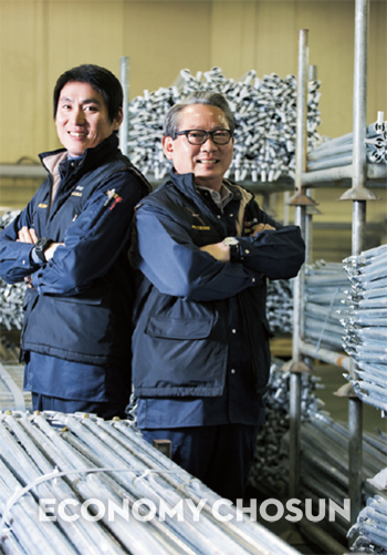 - 양준헌 회장은 아들 양종덕 대표(왼쪽)에게 가업을 승계하는 과정을 진행 중이다. 양 회장은 양 대표에게 ‘도근정행 기정지심(道根定行 基定之心 : 도덕에 뿌리를 두고 행하는 것이 기본을 지키는 마음이란 뜻)’이라는 경구를 늘 마음에 새겨두라고 강조한다고 했다.