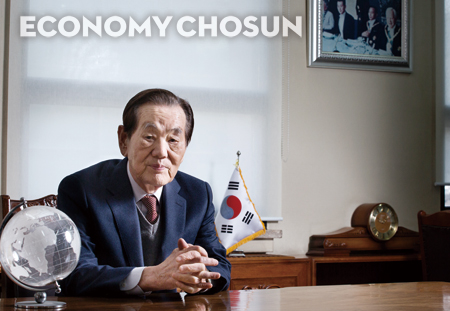 - 백영훈 한국산업개발연구원장은 한국 경제 발전에 혁혁한 공을 세웠다. 그 뒤로 박정희 대통령의 서독방문 당시 사진이 걸려 있다.