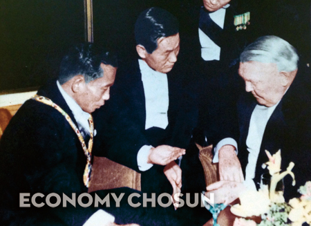 - 1964년 박정희 대통령(왼쪽)의 서독 국빈방문 당시, 에르하르트 총리와의 정상회담에서 통역하고 있는 백영훈 원장(가운데).