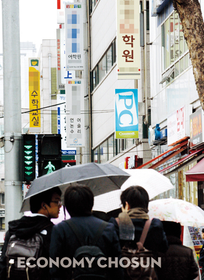 - 정부가 2018학년도 대학입시부터 도입되는 수능 영어를 절대평가로 실시하겠다는 계획을 밝혀 학원가에서도 파문이 커지고 있다. 사진: 조선일보 DB