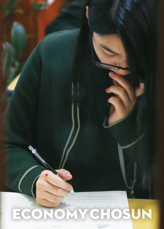 - 전문가들은 “단기적으로 고등학교 시절의 영어 사교육은 어느 정도 진정될지 모르나 결국 대학생이 돼 취업을 위해 영어 공부를 다시 해야 할 것”이라고 지적한다.