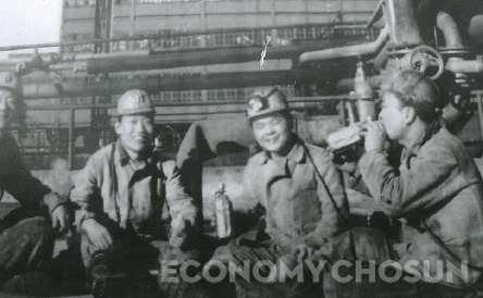 - 1961년 11월 한국 정부는 광부와 간호사를 파견하고 차관을 받기 위한 협정을 독일(서독)과 체결했다. 1963년 12월부터 1977년 10월까지 광부 7936명과 간호사 간호조무사 1만1057명이 서독에 파견됐다. 광부들은 1000m 아래 지하 광산에서 석탄을 캤다. 사진은 근무 중 휴식을 취하고 있는 광부들의 모습. (사진 : 한국산업개발연구원)