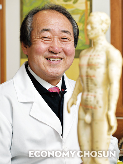 - 허만회 제원한의원 원장은 동무 이제마 선생의 사상의학을 체형측정과 접목시켜 환자를 치료한다.