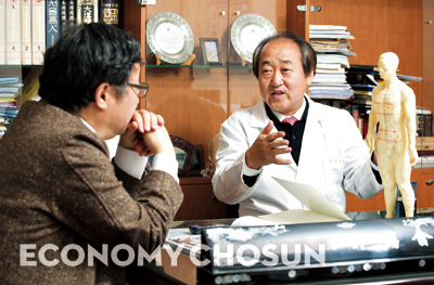 - 허만회 원장(오른쪽)이 체형사상의학을 주제로 김남일 경희대 한의과대 학장과 이야기를 나누고 있다.