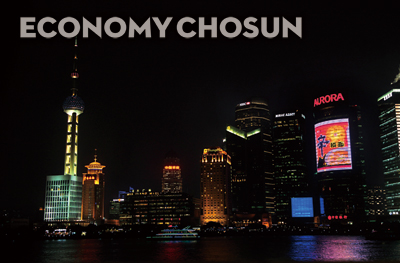 - 와이탄에서 바라보는 상하이 풍경은 압축성장을 해온 중국경제의 한 단면이다.
