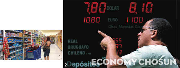 1. 아르헨티나 마트2. 아르헨티나 수도 부에노스아이레스의 외환거래소에서 한 남성이 달러화에 대한 아르헨티나 페소화의 환율을 보여주는 전광판을 가리키고 있다.