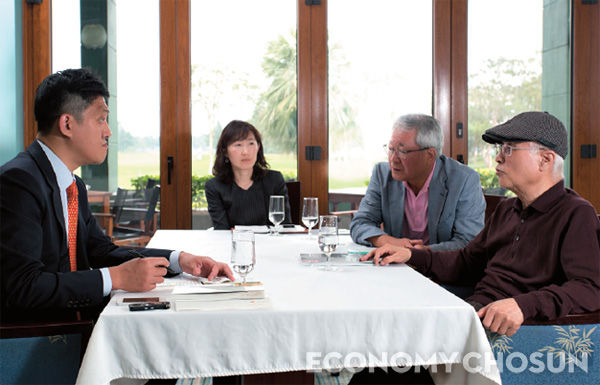 - 김우중 전 대우그룹 회장(맨 오른쪽)이 송창섭 기자(맨 왼쪽)와 이야기를 나누고 있다.