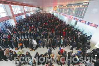 - 중국인들이 춘절 기간 동안 고향으로 떠나기 위해 허베이성 중앙역에서 줄을 서 기다리고 있다.