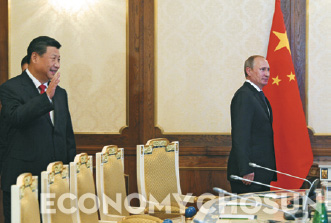 - 시진핑(왼쪽) 중국 국가주석과 블라디미르 푸틴 러시아 대통령이 지난해 9월 타지키스탄에서 열린 상하이협력기구(SCO) 정상회의에 함께 참석했다. 시진핑 정부는 이 회의를 통해 ‘이다이이루’ 전략을 구체화시켰다.