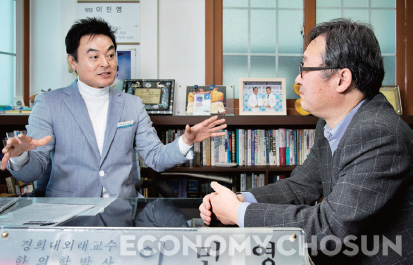 - 이민영 원장(왼쪽)이 김남일 경희대 학장과 스포츠한의학을 주제로 이야기를 나누고 있다.