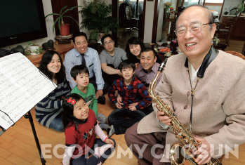 - 고령화 시대 주택연금은 은퇴 후 노후 보장에 안성맞춤인 상품이다. 매달 주택연금을 받고 있는 경기도 구리시에 사는 기홍철 씨가 가족들과 함께 웃고 있다.