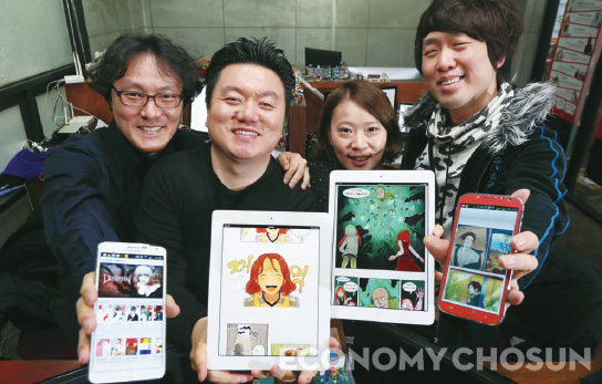 - 웹툰 전문 벤처기업 레진코믹스 공동창업자 권정혁 최고기술경영자(CTO·왼쪽 두번째)가 지난해 1월 서울 논현동 레진코믹스 사무실에서 직원들과 함께 웹툰들을 소개하며 활짝 웃고 있다.