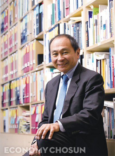 - 프랜시스 후쿠야마 스탠퍼드대 교수는 민주주의의 쇠퇴 이유를 ‘중산층의 위기’ ‘사라지는 법치주의’ ‘무능한 정부’ 등 세 가지로 꼽았다.