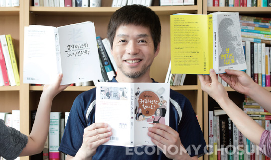 - 연준혁 대표의 사무실 책장에는 예상대로 수많은 책들이 꽂혀 있었다. 그는 “시간 나면 책 보는 게 일이고, 무슨 책 낼까 고민하는 게 일상이다 보니 책을 평생 끼고 살았다”며 웃었다.