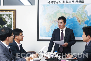 - 국토교통부 항공정책실은 민간 소형항공기 ‘KC-100’의 개발을 주도했다. 서훈택 항공정책실장(오른쪽 두 번째)이 담당 직원들과 이야기하고 있다.
