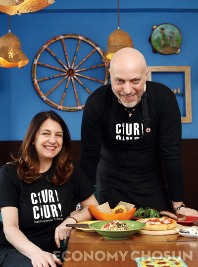 - 남편 엔리코와 아내 피오레는 시칠리아의 팔레르모에서 만나 사랑에 빠졌다. 시칠리아 토박이인 피오레는 유명 요리사였던 할머니로부터 전통 음식을 배웠다.