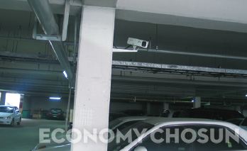 - 범죄 방지를 위한 CCTV 설치와 관련된 규정이 세밀하게 정해져 있지 않아 ‘문콕테러’를 포함한 지하주차장에서의 사건 사고가 반복되고 있다.