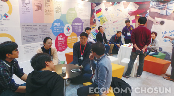- 지난해 11월 수원 삼성 디지털 시티에서 열린 ‘씨랩 페어(C-Lab Fair)’ 내 모자이크 존에서 임직원들이 아이디어를 교환하고 있다.