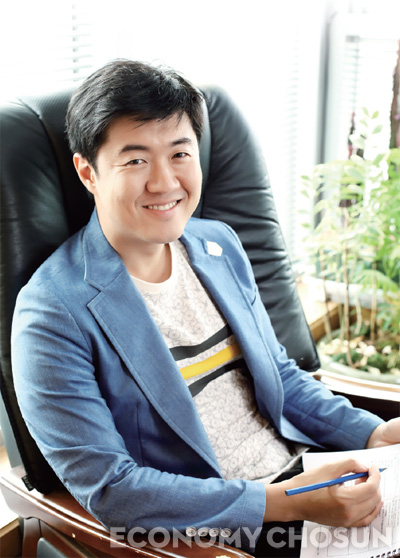 - 전화성 대표의 또 다른 직업은 영화감독이다. 1년에 한 편씩 영화를 찍는다. 주로 사회적 약자들의 이야기를 통해 우리 사회를 들여다보는 내용을 다루며 수익금은 YMCA를 통해 북한 어린이를 위한 분유 값으로 기부하고 있다.