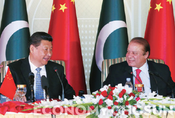 - 시진핑 중국 국가주석(왼쪽)이 2015년 4월21일 파키스탄 수도 이슬라마바드에서 나와즈 샤리프 파키스탄 총리와 정상 회담 직후 해상 이다이 이루 거점항인 과다르항에 대한 투자 계획을 발표하고 있다.