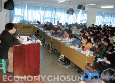 - 베이징 중관춘에 자리 잡은 ‘신둥팡영어학원’에서 수강생들이 토플 수업을 듣고 있다.