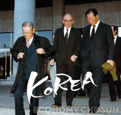 - 일본에서는 이병철 회장의 수직계열화가 높이 평가받고 있으며, 정주영 회장의 에피소드도 많이 알려져 있다. 1982년 산업 시찰을 위해 이병철(왼쪽) 삼성그룹 회장과 정주영(오른쪽) 현대그룹 회장이 서울 여의도 전경련 회관에서 걸어 나오고 있다.