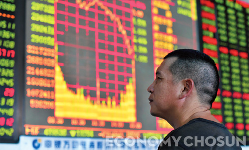 - 주가가 급락한 지난 6월18일 중국 하이난(海南) 지역의 증권사에서 한 투자자가 주식 정보를 확인하고 있다.