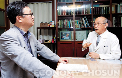 - 김영신 원장(오른쪽)이 동양의학을 주제로 김남일 학장과 이야기를 나누고 있다.